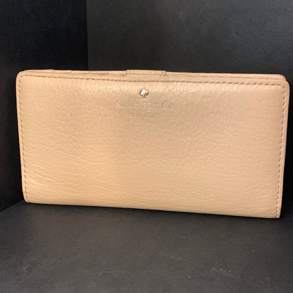 Kate Spade Light Tan Leather Wallet. Good condition. 6.5 x 3.5 inch.